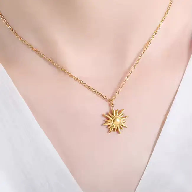 The Sun Pendant Necklace | Anti-tarnish | Stainless Steel | Gold Plated | Try On
